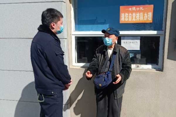 北道门派出所民警李一锦得知这一情况,赶紧到达了现场.