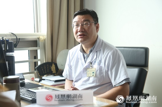 中南大学湘雅二医院儿童医学中心主任吴小川正接受凤凰“宝”贝小记者采访。
