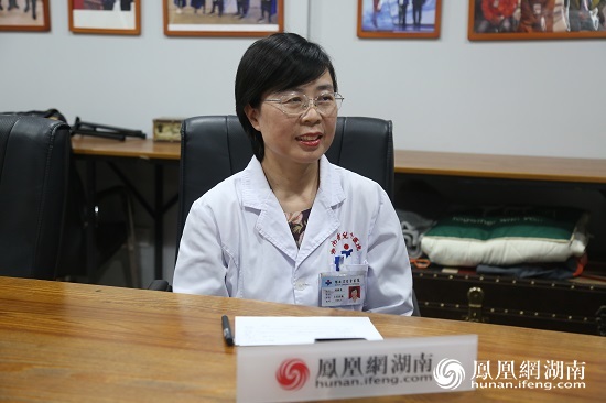 湖南省儿童医院儿保科主任医师刘康香正接受凤凰“宝”贝小记者采访。