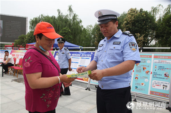 商丘市公安局交警支队积极参加全市“安全生产月”主题宣传活动