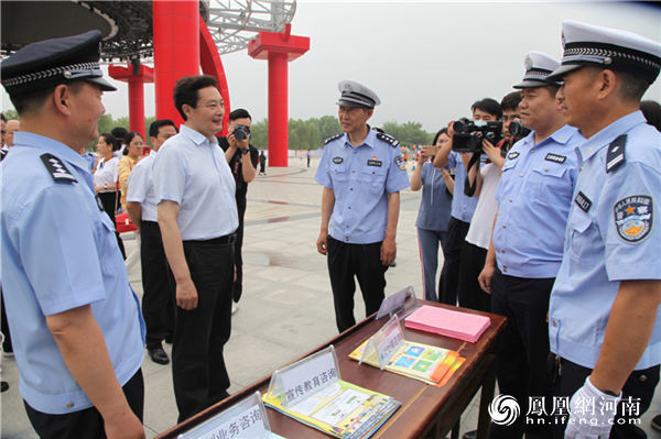 商丘市公安局交警支队积极参加全市“安全生产月”主题宣传活动