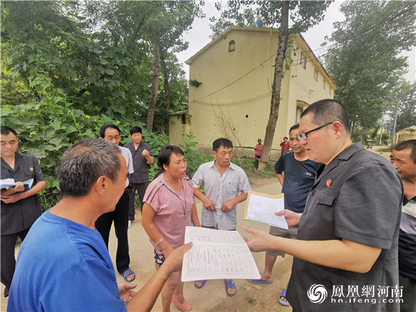 8月17日,宁陵县人民法院张弓法庭法官冒着炎炎烈日,顶着35度的高温,到