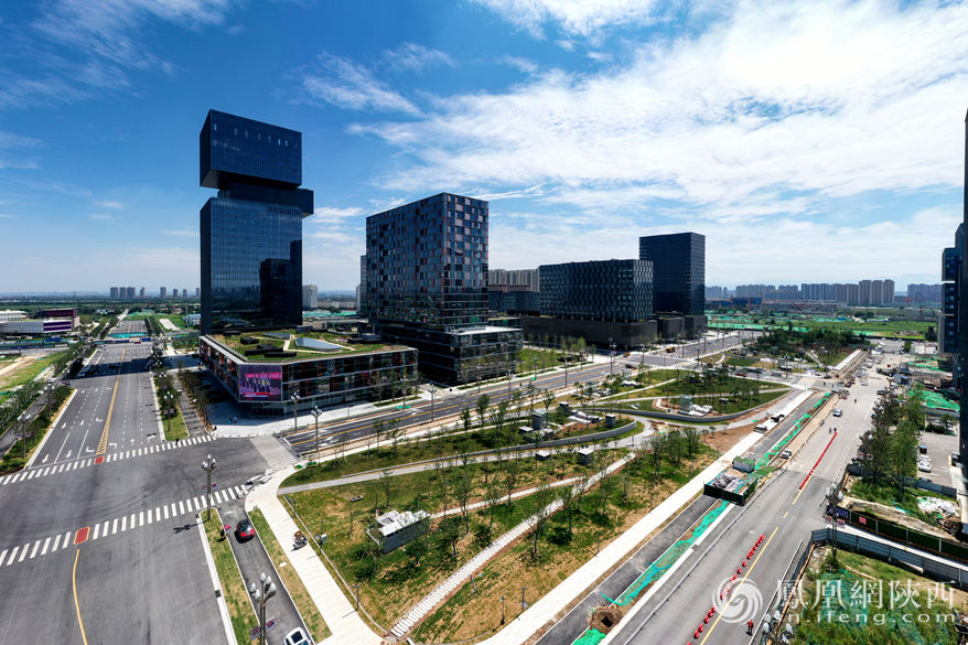 4/ 西咸新区能源金贸区中央绿廊,城市"生态绿肺"正逐渐生成.