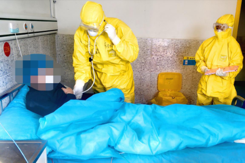 初大可医生在新冠肺炎隔离区开展医疗救治预案演练