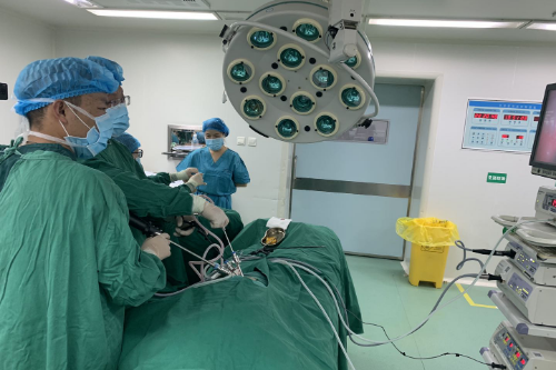 龚伟医生正在为患儿进行单孔腹腔镜阑尾炎手术