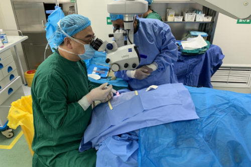 屈超义医生正在为患者做白内障囊内摘除联合人工晶体植入手术