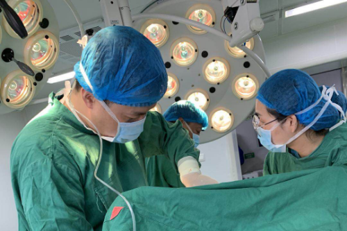 樊伟医生带着氧管继续手术