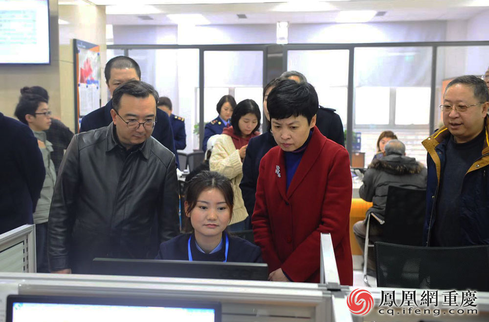 重庆市市场监管局副局长杨光（左）和九龙坡区副区长谢嘉（右二）视察“一网通办”操作流程