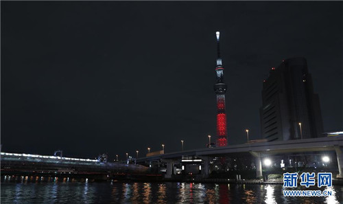 日本东京晴空塔为庆祝中国春节点亮“中国红”