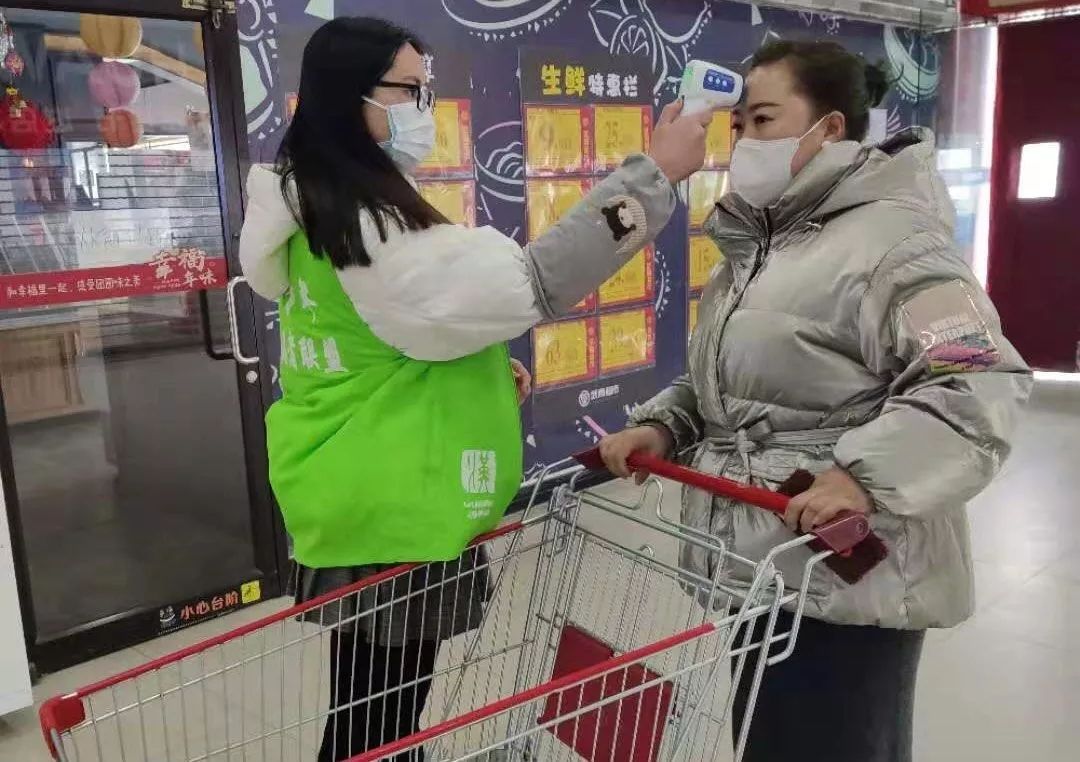 了解到情况后,车都青年应急志愿服务队主动请缨,奔赴中百,武商,沃尔玛