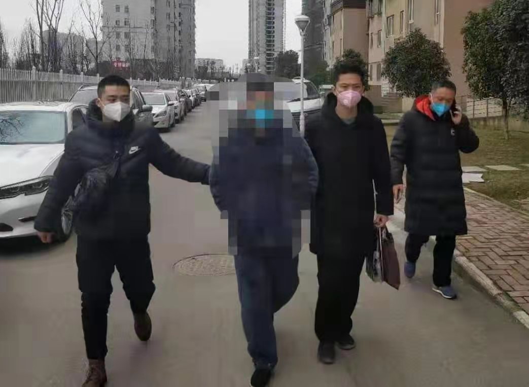 一名主要犯罪嫌疑人邓书某正逃匿在安徽省铜陵市某小区,分