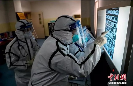 资料图:2月3日,武警湖北省总队医院医务人员查看患者肺部ct片.