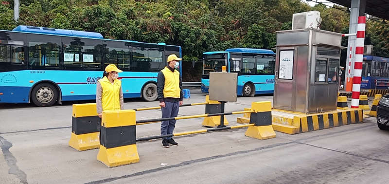 (李宏扬在高速路口做志愿者)