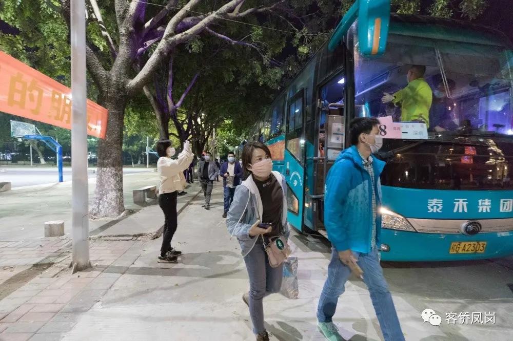 截至目前,凤岗镇已开通19列直通车复工 广济医院凤岗