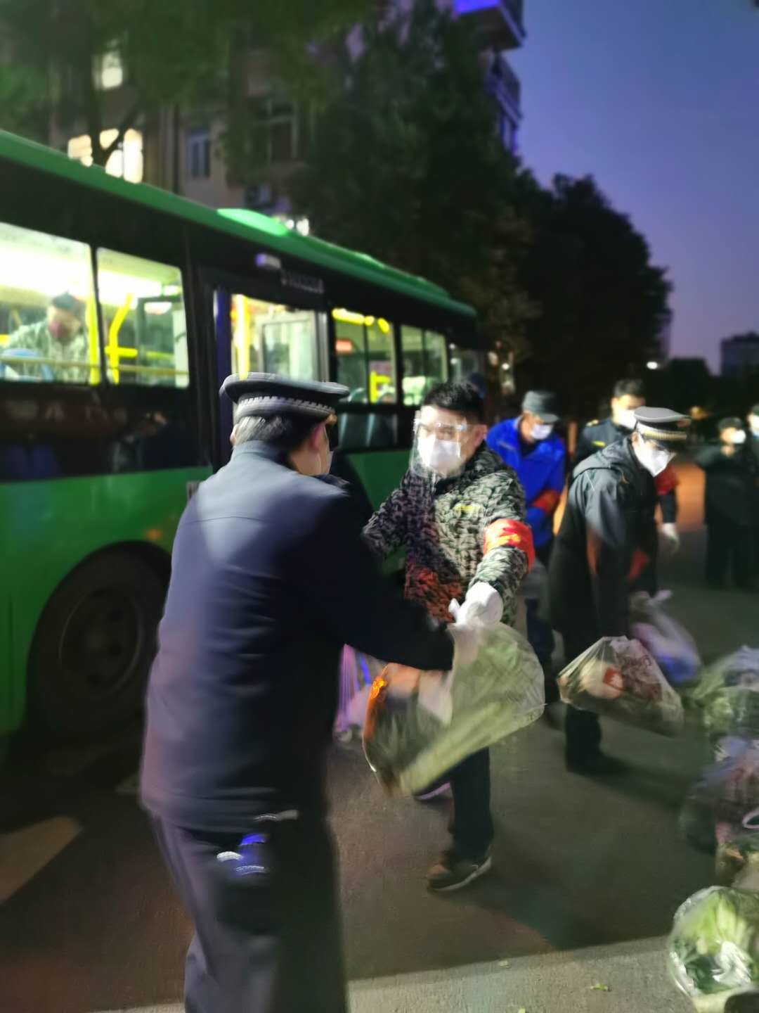 湖南嘉禾一城管当街抛扔老人物品砸到路边小车，官方：事件已得到处理_人员_视频_来源
