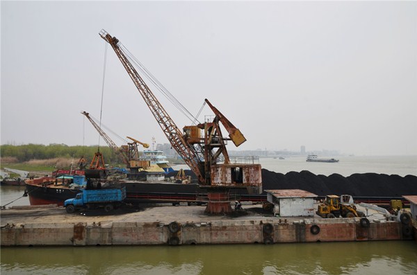 3月4日,在安庆长江沙漠洲港埠码头,一艘来自扬州港装载5000吨安庆石化