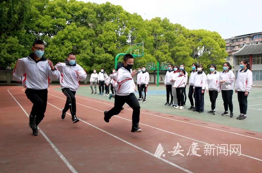 4月14日上午,安庆四中操场上,初三学生正在体育课上进行跑步训练.