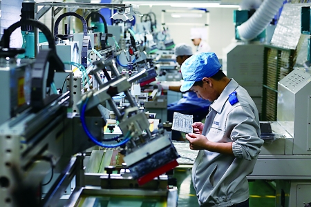 重庆一科技有限公司内，工人在生产笔记本电脑配件。唐浩 摄