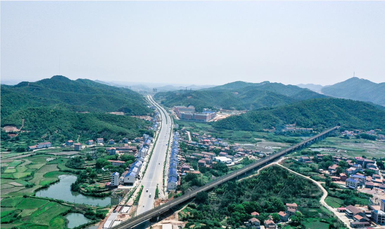 新闻资讯新开镇新开村毛栗屋场,连接岳阳市区的湘北大道与高铁桥交汇