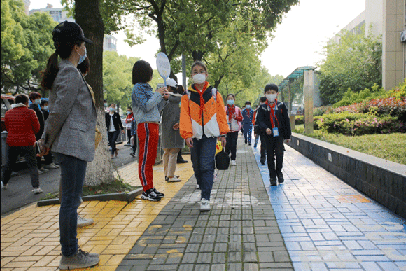 家长们都站在家长等候区内等待自家孩子走出校门