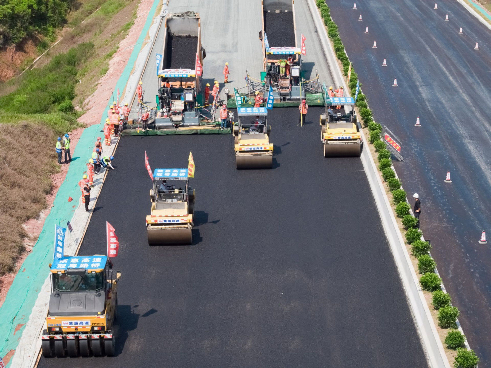 合长高速公路项目沥青下面层试验段施工顺利完成_重庆市交通运输委员会