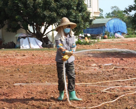 贫困户潘碧珍在永和建设集团的“坝基头新村广场”建设项目工作，缓解了疫情期间难找工作之苦。