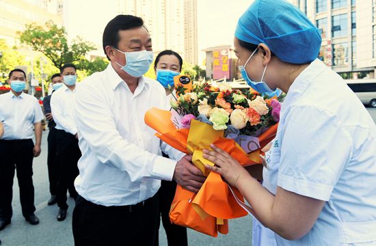 潜江市委书记吴祖云为市中心医院明星护士代表送上鲜花和祝福