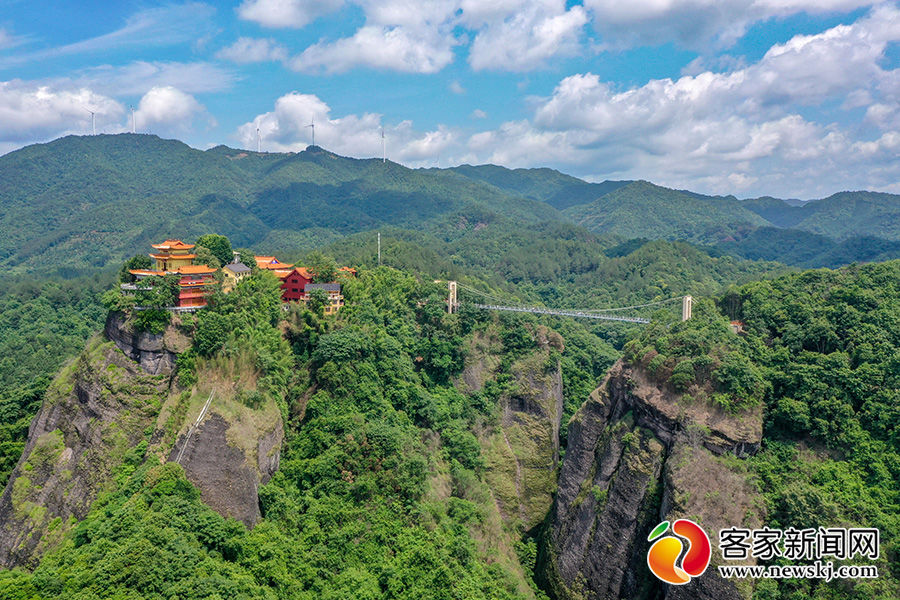 当日正值周末,全南县天龙山,雅溪古村等各大景点人头攒动,来自各地的