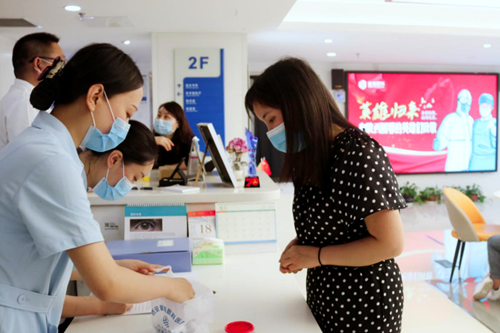 『英雄』出陕援鄂医护英雄首批在西安普瑞眼科摘镜