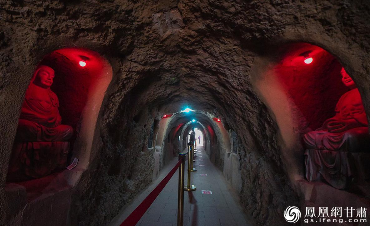 穿过这条低矮的隧洞，即可看到大佛造像。杨艺锴 摄