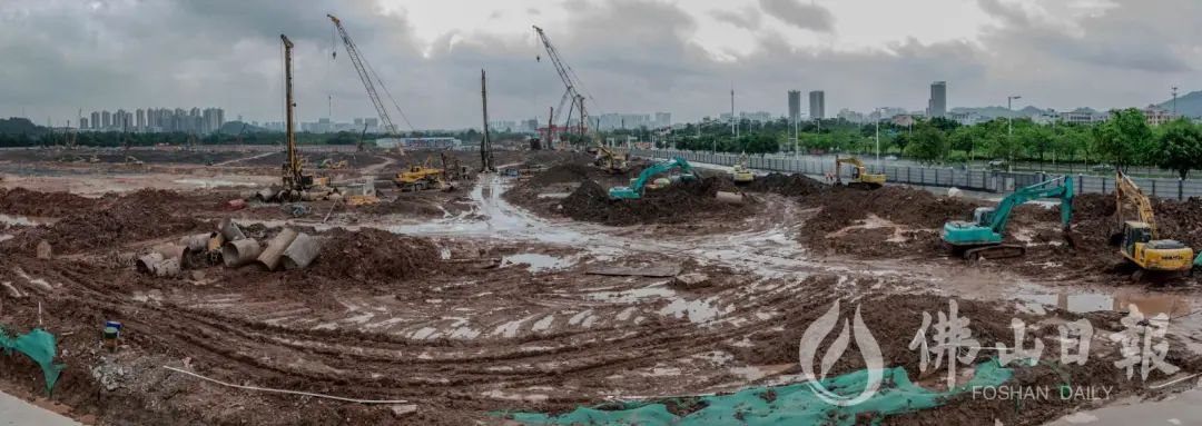 番禺广州恒大足球场如火如荼建设中。佛山日报记者王伟楠摄影。