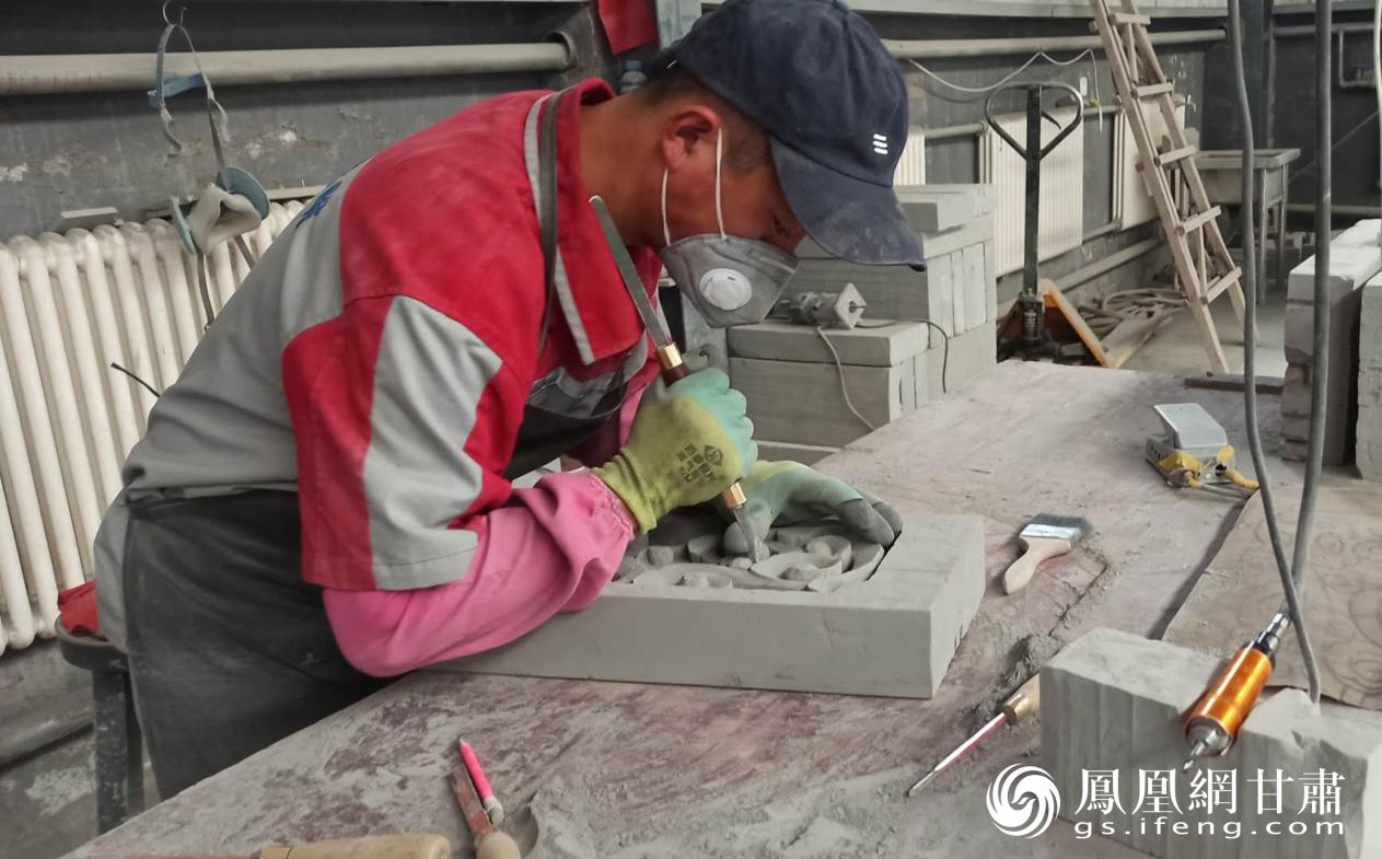 临夏青韵砖雕公司生产车间内，工人师傅正在雕刻砖雕作品。张勇 摄