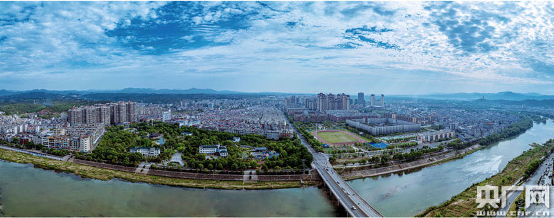 一江两岸换新颜泉江河畔艳阳天雨后小城沁心脾近年来,江西省遂川县