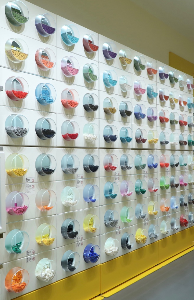 琳琅满目的乐高Pick-A-Brick自选颗粒墙