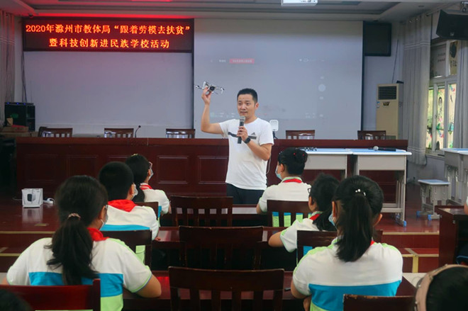 活动中,滁州中学万鹏老师的一堂《神奇的磁场》激起孩子们极大的探索