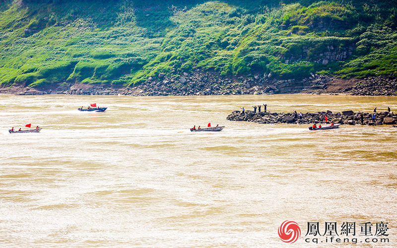 冲锋舟前往营救被困于孤岛上的村民