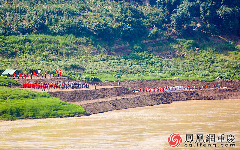 救援队员迅速抵达救援现场