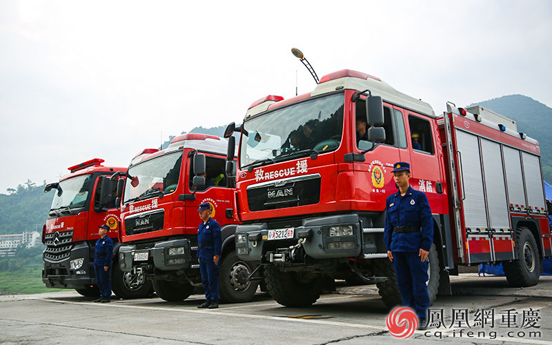 正在原地待命的救援车辆与队员