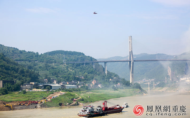 拖船、挖掘机、直升机组成了抢险救援的“水陆空”一体化队伍