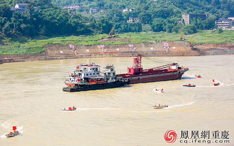 拖船正在推着失去动力的失控船只前进，周围的巡逻艇正在实施交通管制