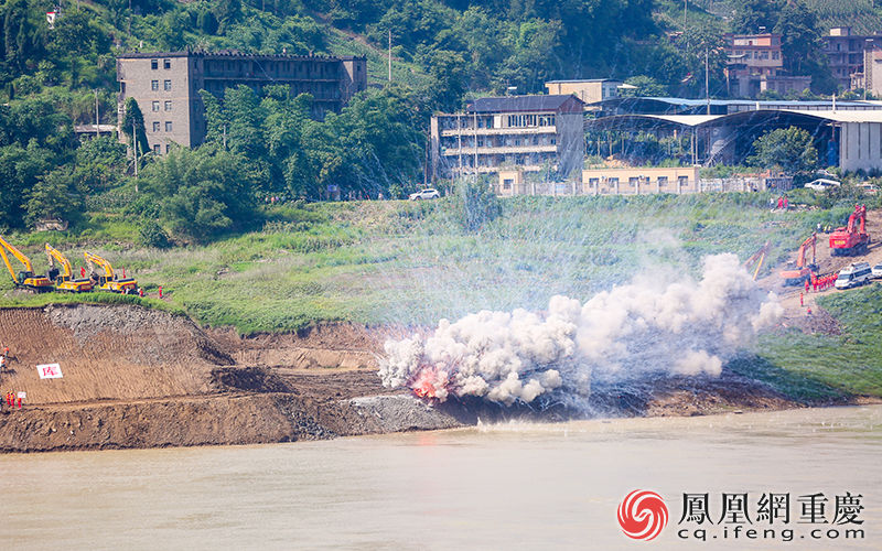 对堰塞体中的巨石进行爆破