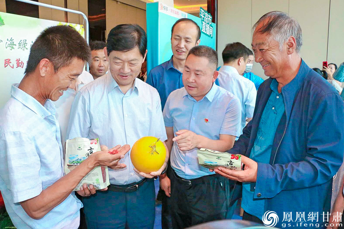 甘肃省商务厅党组书记、厅长张应华参观武威市直播间 刘康龙 摄