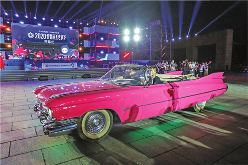 参加巡游的老爷车吸引了群众的目光