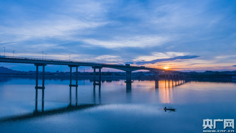 峡江县赣江两岸炫目多彩图