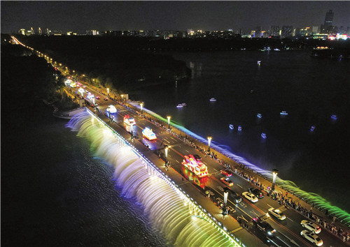 八大主题花车巡游经过网红长春南湖大桥