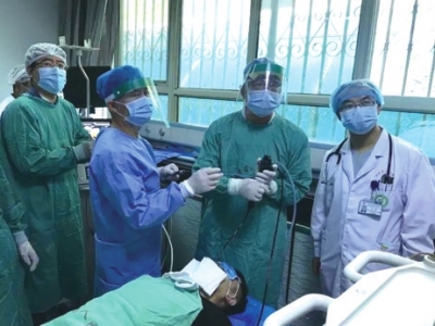 医生为患者做治疗