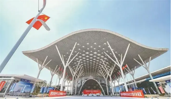 深圳国际会展中心是一个集大型建筑、轨道交通、水利工程、市政工程同时开发的建筑工程。