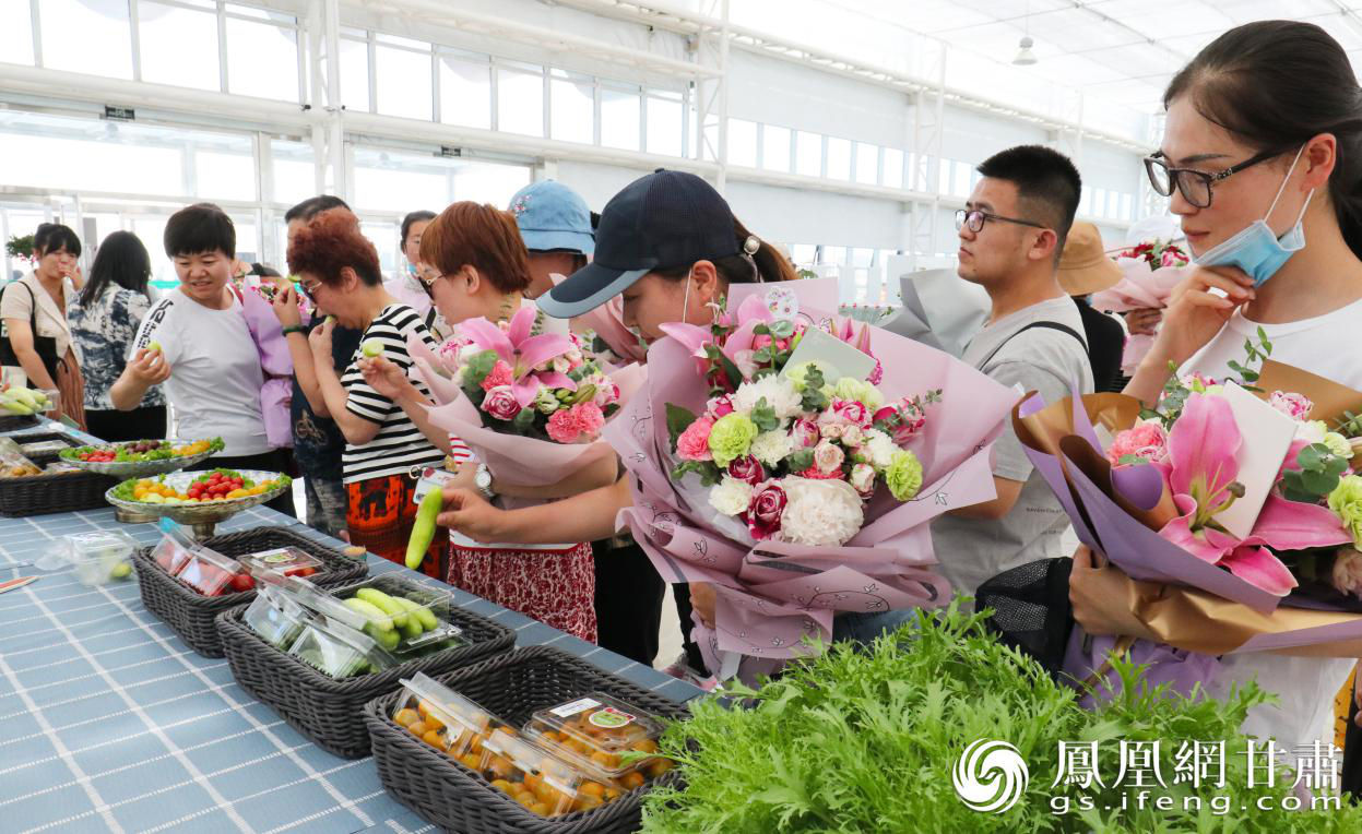 援鄂医务工作者在兰州新区花卉产业基地品尝绿色无公害蔬菜瓜果 张云 摄