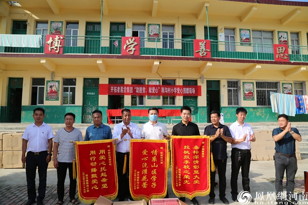 女童守护者百城行动大型公益活动联合开拓者易货走进南阳韩沟村小学