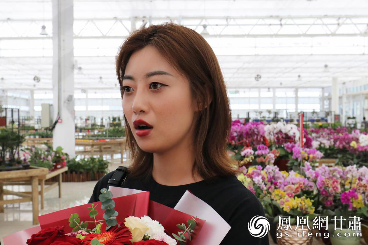 武汉方舱医院萨日朗领舞“天使”孙梦婕参观兰州新区花卉产业基地 张云 摄